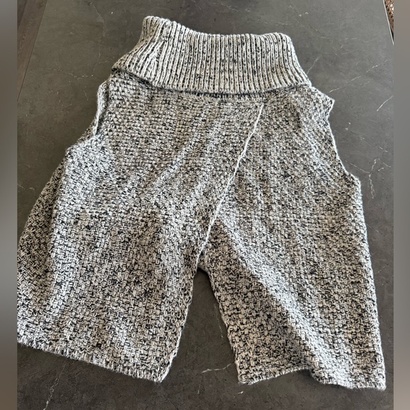 VINTAGE BEBE Black and White Turtleneck Sweater - Picture 4 of 4